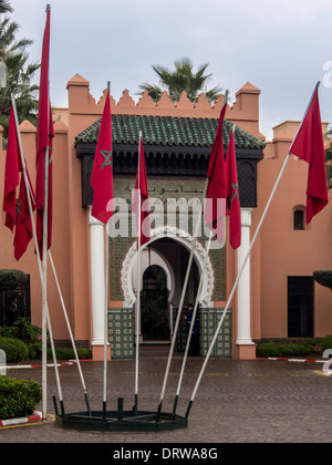 MARRAKECH, MAROC - 22 JANVIER 2014 : drapeaux marocains à l'entrée de l'hôtel Mamounia à Marrakech. Banque D'Images