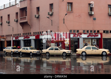 MARRAKECH, MAROC - 22 JANVIER 2014 : ligne de taxi sur rue humide Banque D'Images