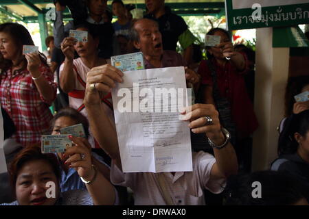 Bangkok, Thaïlande. 2 février 2014. Les personnes titulaires de la carte d'identification dans la main à la Din Daeng bureau de vote après qu'il a été arrêté. Les électeurs se sont rendus aux urnes dans 89  % des 375 circonscriptions, à l'échelle nationale, à une élection marquée par un boycott de l'opposition et les efforts déployés par les manifestants pour bloquer le processus. Les élections anticipées le 02 février est également confronté à une vive opposition de. Crédit : John Vincent/Alamy Live News Banque D'Images