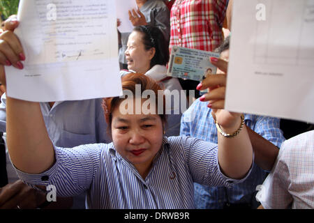 Bangkok, Thaïlande. 2 février 2014. Les personnes titulaires de la carte d'identification dans la main à la Din Daeng bureau de vote après qu'il a été arrêté. Les électeurs se sont rendus aux urnes dans 89  % des 375 circonscriptions, à l'échelle nationale, à une élection marquée par un boycott de l'opposition et les efforts déployés par les manifestants pour bloquer le processus. Les élections anticipées le 02 février est également confronté à une vive opposition de. Crédit : John Vincent/Alamy Live News Banque D'Images