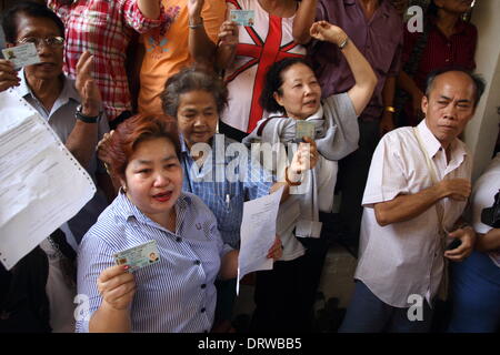 Bangkok, Thaïlande. 2 février 2014. Les personnes titulaires de la carte d'identification dans la main à la Din Daeng bureau de vote après qu'il a été arrêté. Les électeurs se sont rendus aux urnes dans 89  % des 375 circonscriptions, à l'échelle nationale, à une élection marquée par un boycott de l'opposition et les efforts déployés par les manifestants pour bloquer le processus. Les élections anticipées le 02 février est également confronté à une vive opposition de. Crédit : John Vincent/Alamy Live News Banque D'Images