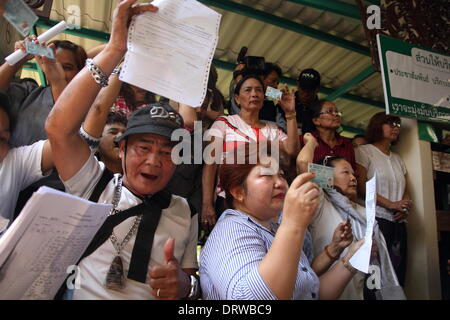 Bangkok, Thaïlande. 2 février 2014. Les personnes titulaires de la carte d'identification dans la main à la Din Daeng bureau de vote après qu'il a été arrêté. Les électeurs se sont rendus aux urnes dans 89  % des 375 circonscriptions, à l'échelle nationale, à une élection marquée par un boycott de l'opposition et les efforts déployés par les manifestants pour bloquer le processus. Les élections anticipées le 02 février est également confronté à une vive opposition de. Crédit : John Vincent/Alamy Live News Banque D'Images