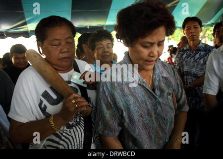 Bangkok, Thaïlande. 2 février 2014. Les gens font la queue pour enregistrer leurs détails après le bureau de vote Din Daeng à Bangkok a été arrêté. Les électeurs se sont rendus aux urnes dans 89  % des 375 circonscriptions, à l'échelle nationale, à une élection marquée par un boycott de l'opposition et les efforts déployés par les manifestants pour bloquer le processus. Les élections anticipées le 02 février est également confronté à une vive opposition de. Crédit : John Vincent/Alamy Live News Banque D'Images