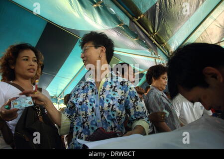 Bangkok, Thaïlande. 2 février 2014. Les gens font la queue pour enregistrer leurs détails après le bureau de vote Din Daeng à Bangkok a été arrêté. Les électeurs se sont rendus aux urnes dans 89  % des 375 circonscriptions, à l'échelle nationale, à une élection marquée par un boycott de l'opposition et les efforts déployés par les manifestants pour bloquer le processus. Les élections anticipées le 02 février est également confronté à une vive opposition de. Crédit : John Vincent/Alamy Live News Banque D'Images