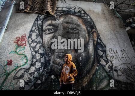 Gaza, Territoires palestiniens. 2e Mar, 2014. Les enfants palestiniens en face de la fresque où est représenté le Président Yasser Arafat, dans le camp de réfugiés de Shati, dans l'ouest de la ville de Gaza, le Février 02, 2014. © Momen Faiz/NurPhoto ZUMAPRESS.com/Alamy/Live News Banque D'Images