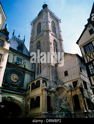 Rouen France gros-horloge astronomique du XIVe siècle sur l'Arc de la Renaissance Mécanisme d'horlogerie créé en 1389, ce qui en fait le plus ancien mécanisme de travail horloge entrée Banque D'Images