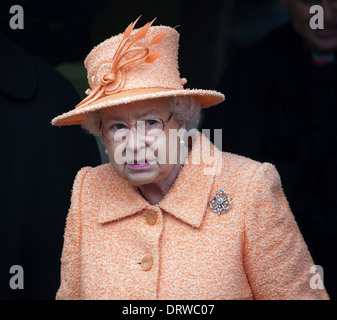 Sa Majesté la Reine Elizabeth II assiste à l'église pour le culte de dimanche matin à Wolferton Sndringham sur la succession. Banque D'Images