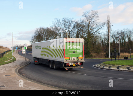 Camion Articulé une sortie d'un rond-point à Coulsdon, Surrey, Angleterre Banque D'Images