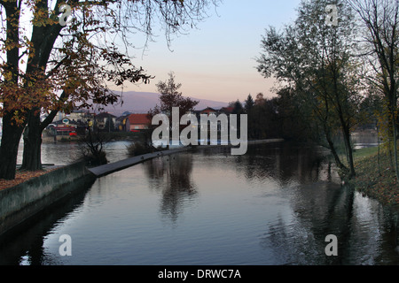 HDR, bois, arbres, ciel, bleu, vert, nature, ensoleillée, brillante, flare, champ, Bosnie, Bihac, rivière, Una, Coucher du Soleil Banque D'Images