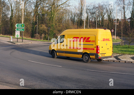 Un DHL van voyager autour d'un rond-point à Coulsdon, Surrey, Angleterre Banque D'Images