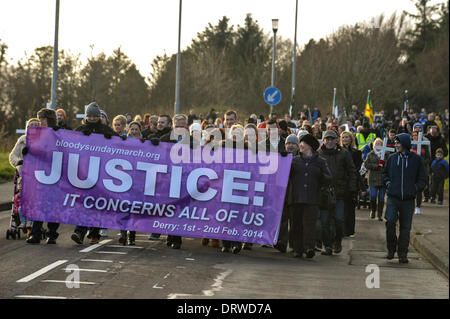 Derry, Londonderry, en Irlande du Nord, Royaume-Uni, 2e Mai 2014 - Marche pour la justice le Dimanche sanglant. Des milliers de personnes, y compris les familles, les parents et les supporters affluent dans la région de Derry à retracer le parcours de la manifestation le 30 janvier 1972 lorsque 13 civils ont été abattus par des parachutistes britanniques, dans ce qui est devenu connu sous le nom de Bloody Sunday. Crédit : George Sweeney/Alamy Live News Banque D'Images