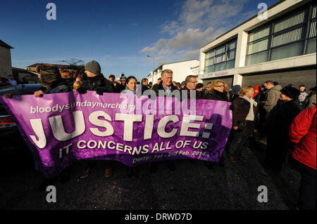 Derry, Londonderry, en Irlande du Nord, Royaume-Uni, 2e Mai 2014 - Marche pour la justice le Dimanche sanglant. Des milliers de personnes, y compris les familles, les parents et les supporters affluent dans la région de Derry à retracer le parcours de la manifestation le 30 janvier 1972 lorsque 13 civils ont été abattus par des parachutistes britanniques, dans ce qui est devenu connu sous le nom de Bloody Sunday. Crédit : George Sweeney/Alamy Live News Banque D'Images