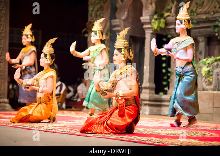 Danseuse Apsara Khmer traditionnel sont la danse au restaurant à Siem Reap, Cambodge. Banque D'Images