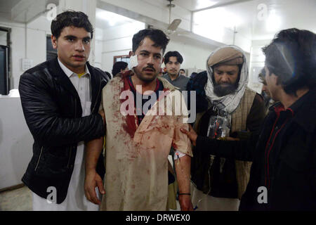 (140202) -- PESHAWAR, le 2 février 2014 (Xinhua) -- les gens de transférer un homme blessé à l'hôpital dans le nord-ouest du Pakistan, Peshawar au 2 février 2014. Au moins cinq personnes ont été tuées et 31 autres blessées dimanche dans la nuit lorsqu'une attaque à la grenade à main visait un cinéma dans le nord-ouest du Pakistan ville de Peshawar, ont indiqué. (Xinhua/Umar Qayyum) Banque D'Images