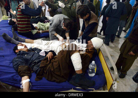 (140202) -- PESHAWAR, le 2 février 2014 (Xinhua) -- les blessés reçoivent des soins médicaux à l'hôpital à traiter dans le nord-ouest du Pakistan Peshawar au 2 février 2014. Au moins cinq personnes ont été tuées et 31 autres blessées dimanche dans la nuit lorsqu'une attaque à la grenade à main visait un cinéma dans le nord-ouest du Pakistan ville de Peshawar, ont indiqué. (Xinhua/Umar Qayyum) Banque D'Images