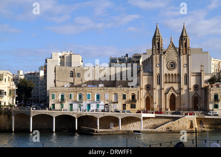 Un style néo-gothique de l'ÉGLISE PAROISSE CARMÉLITAINE BALLUTA BAY ST JULIANS MALTE 07 Décembre 2013 Banque D'Images