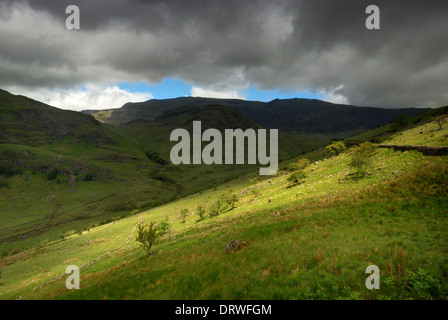 Soleil qui brille à travers les nuages sur le paysage gallois de Snowdonia Banque D'Images