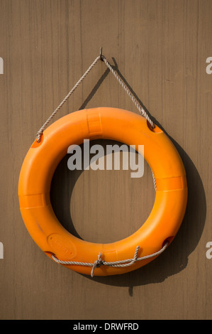 Bouée orange frappante dans la piscine de l'hôtel Banque D'Images