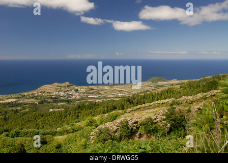 Vue depuis le nord-ouest de la caldeira du cratère en direction de l'océan, l'île de São Miguel, Açores, Portugal Banque D'Images