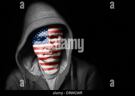 Une expression triste sur le visage d'un supporter de football avec leur visage peint avec le drapeau américain. Banque D'Images