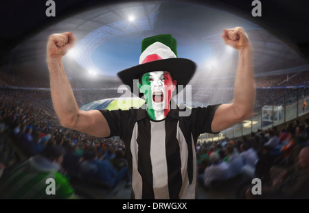 Un italien de football célébrant un but dans un stade de football. Banque D'Images