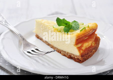 Cheesecake au citron vert et de menthe sur gros plan de la plaque Banque D'Images