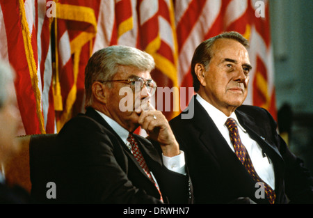 Nous républicaine sénateurs Jack Kemp (L) et Bob Dole lors d'un arret de campagne à l'élection présidentielle de 1996 le 11 septembre 1996 à Washington, DC. Banque D'Images