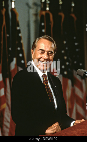 Le sénateur américain républicain Bob Dole lors d'un arret de campagne à l'élection présidentielle de 1996 le 11 septembre 1996 à Washington, DC. Banque D'Images