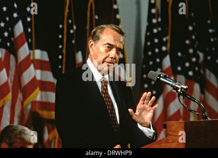 Le sénateur américain républicain Bob Dole lors d'un arret de campagne à l'élection présidentielle de 1996 le 11 septembre 1996 à Washington, DC. Banque D'Images