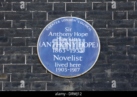 Blue Plaque de Sir Anthony Hope Hawkins, Londres Angleterre Royaume-Uni UK Banque D'Images