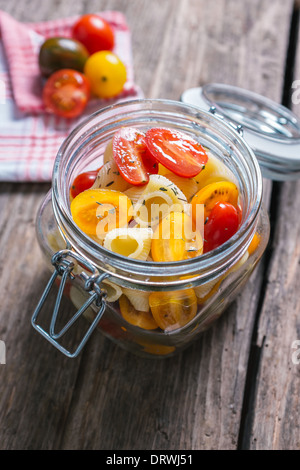 Les pâtes et les tomates cerise prêt pour pique-nique Banque D'Images