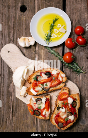 Bruschetta à la tomate, mozzarella, poivron et ail Banque D'Images