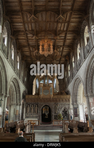 Tuyaux d'orgue et l'autel de la cathédrale de St Davids dans Pembrokeshire, Pays de Galles. Banque D'Images