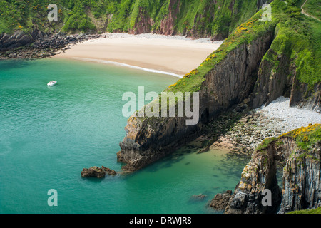 Skrinkle Haven et portes de l'Église cove à Pembrokeshire, Pays de Galles. Banque D'Images