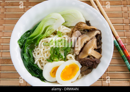 Nouilles Ramen traditionnelle soupe aux champignons Banque D'Images