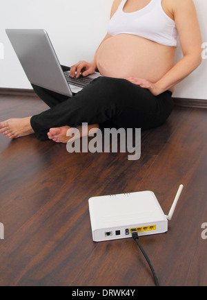 La grossesse l'électrosmog avec Wi-Fi Banque D'Images