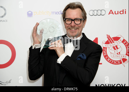 L'acteur britannique Gary Oldman avec son prix le Dilys Powell Award for Excellence in Film au London Critics Circle Awards, dans L Banque D'Images