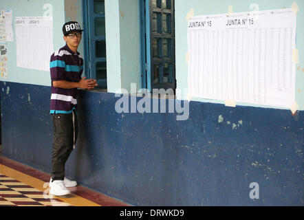 San Jose, Costa Rica. 2e Mar, 2014. Un résident arrive à un bureau de vote lors des élections présidentielles à San José, capitale du Costa Rica, le 2 février 2014. Costaricains va aux urnes dimanche pour des élections présidentielles et législatives. © Kent Gilbert/Xinhua/Alamy Live News Banque D'Images