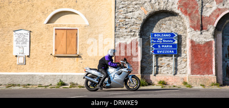 Motocycliste sur le col du Stelvio, passo dello Stelvio, Stilfser Joch, sur la route de à Trafoi dans les Alpes, le nord de l'Italie Banque D'Images