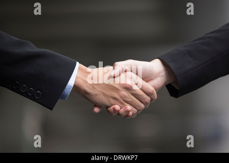 Close up of a Chinese Businessman with hands à l'extérieur du bureau Banque D'Images