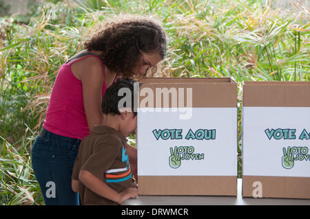 San Jose, Costa Rica. 09Th Feb 2014. Le dimanche 1er février 2014, des centaines de personnes attendaient patiemment dans la banlieue de San José de Santa Ana. Les adultes étaient là pour accompagner leurs enfants qui ont été l'exercice de leur droit de vote symbolique pour choisir le nouveau président du Costa Rica. Le nouveau chef va remplacer Laura Chinchilla qui a conduit cette nation latino-américaine depuis 2010. Voix de l'enfant remonte à 1978 et est un excellent exemple de Costa Rica est désir d'être un chef de file dans la démocratie et les droits de l'homme dans cette partie du monde. Credit : Megapress/Alamy Live News Banque D'Images