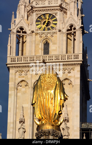 Christ statue en or en face de la cathédrale de Zagreb, Croatie Banque D'Images