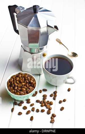 Cafetière avec café et les grains de café sur fond de bois Banque D'Images