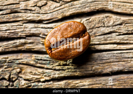 Vue de dessus du grain de café sur fond de bois de Banque D'Images