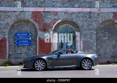 Conducteur en Aston Martin V8 Volante passe enseigne sur le col du Stelvio, passo dello Stelvio, Stilfser Joch, en Italie Banque D'Images