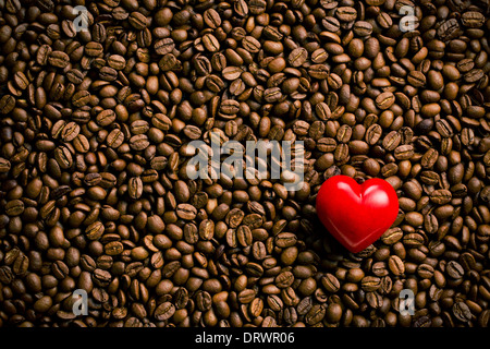 Coeur de pierre rouge sur les grains de café Banque D'Images