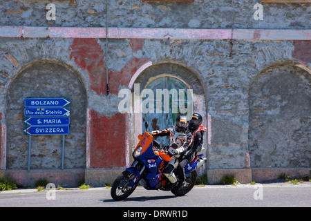 Motocycliste et passager sur KTM Moto Dakar sur le col du Stelvio, passo dello Stelvio, Stilfser Joch, à Bormio, Italie Banque D'Images