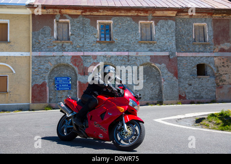 Motocycliste sur Honda VFR entraîne le col du Stelvio, passo dello Stelvio, Stilfser Joch, à Bormio, Italie du Nord Banque D'Images