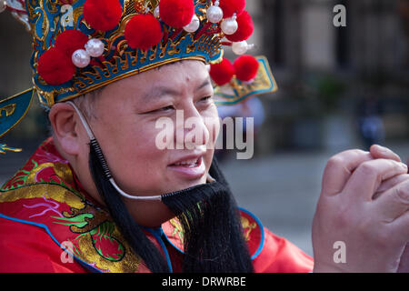 Manchester, Chinatown 2 Février, 2104. Hauts de donner des 'lai voir' cadeaux à la nouvelle année chinoise dans Albert Square, Manchester Le plus gros du Nouvel An chinois. Le quartier chinois de Manchester est l'un des plus grands d'Europe avec un 175 pieds de dragon de papier, une danse du lion, des démonstrations d'arts martiaux, le dragon Parade, de l'hôtel de ville de Chinatown, est l'un des points forts de Manchester Calendrier des événements annuels. Banque D'Images