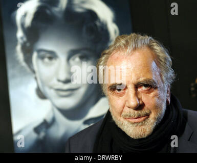 Fichier - Un fichier photo datée du 30 janvier 2007 acteur Maximilian Schell Austrian-Swiss montre devant un portrait de sa sœur Maria Schell au Filmmusuem à Francfort/Main, Allemagne. Selon les médias, Schell est décédé à l'âge de 83 ans dans un hôpital à Innsbruck, Autriche, le 01 février 2014. Photo : FRANK RUMPENHORST/dpa Banque D'Images